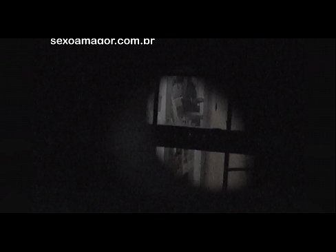❤️ ブロンドが空洞のレンガの後ろに隠れた近所の盗撮犯に密かにビデオ撮影される ️❌ ポルノ ❌️