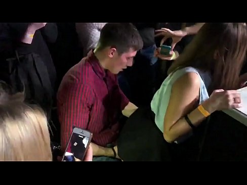 ❤️ ロシアのナイトクラブでリアルセックス。18歳のロシア人少女がナイトクラブで肛門と膣を犯される ️❌ ポルノ ❌️